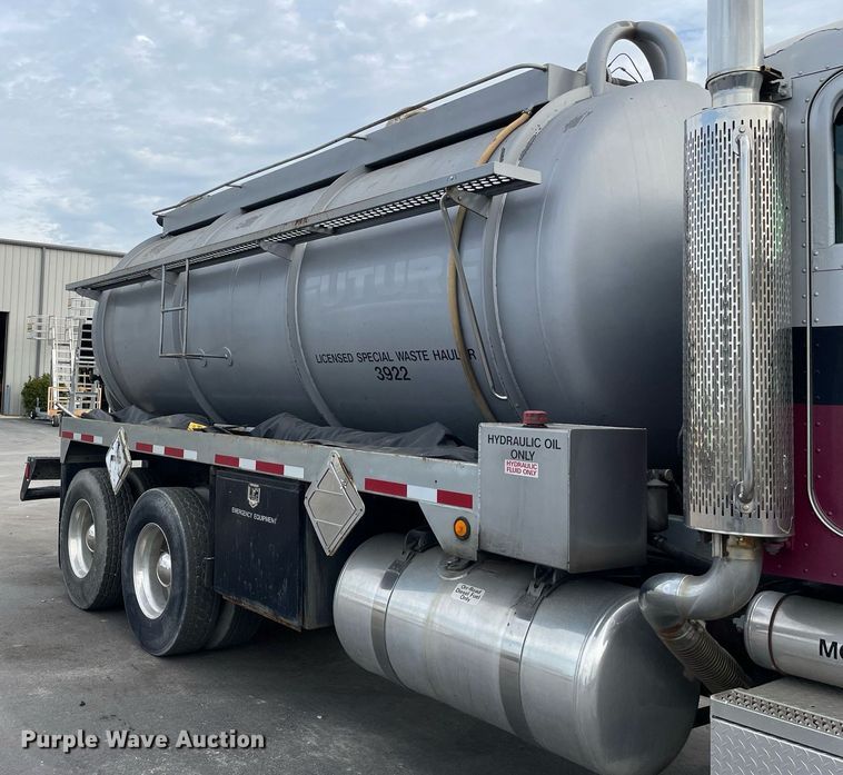 image for item LV9941 2001 Peterbilt 378  vacuum truck