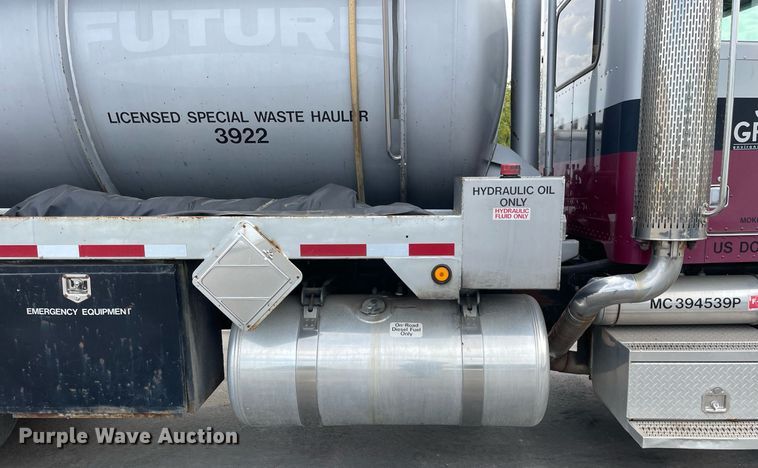 image for item LV9941 2001 Peterbilt 378  vacuum truck