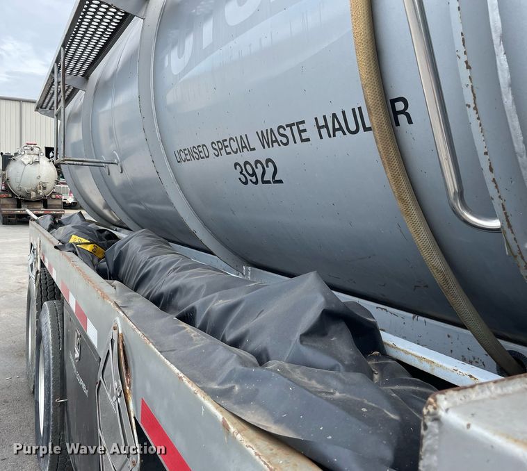 image for item LV9941 2001 Peterbilt 378  vacuum truck