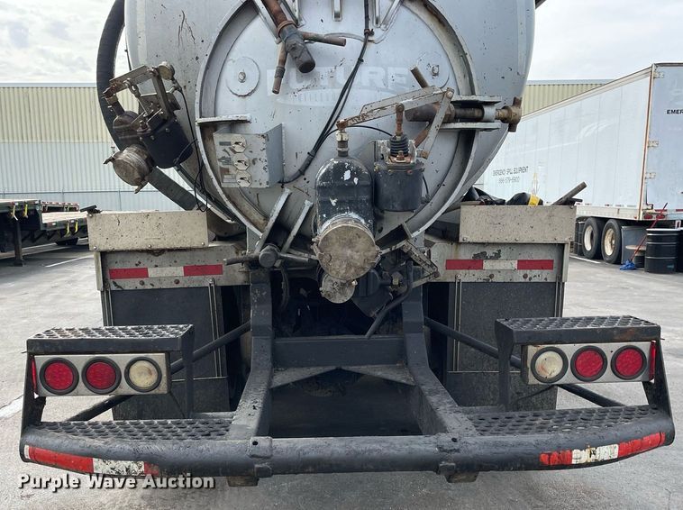 image for item LV9941 2001 Peterbilt 378  vacuum truck