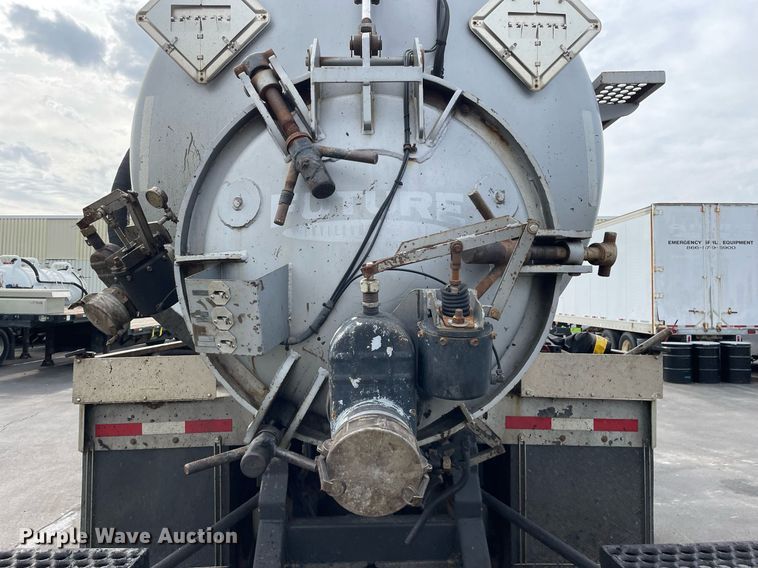 image for item LV9941 2001 Peterbilt 378  vacuum truck