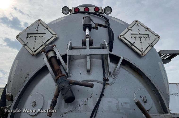 image for item LV9941 2001 Peterbilt 378  vacuum truck