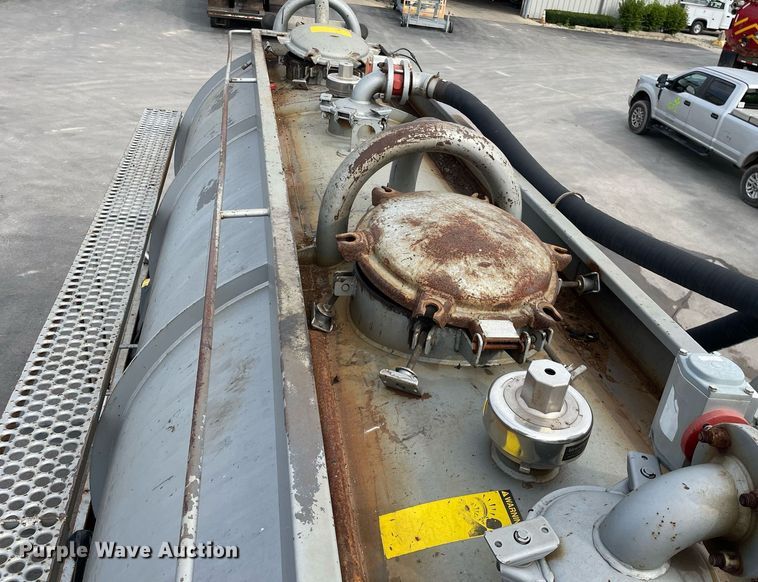 image for item LV9941 2001 Peterbilt 378  vacuum truck