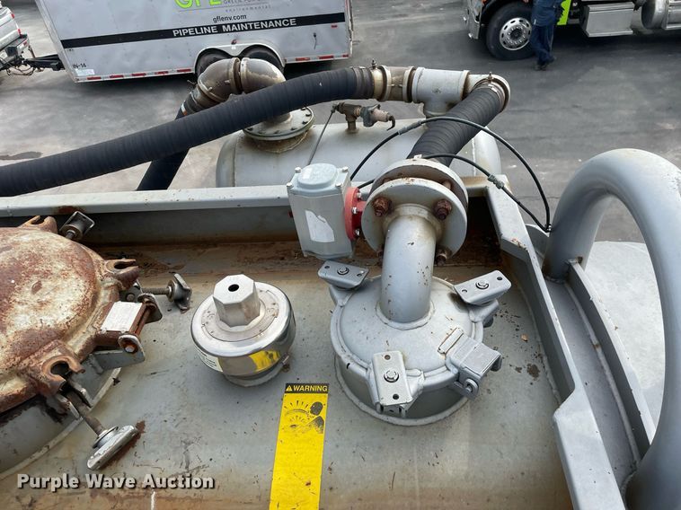 image for item LV9941 2001 Peterbilt 378  vacuum truck