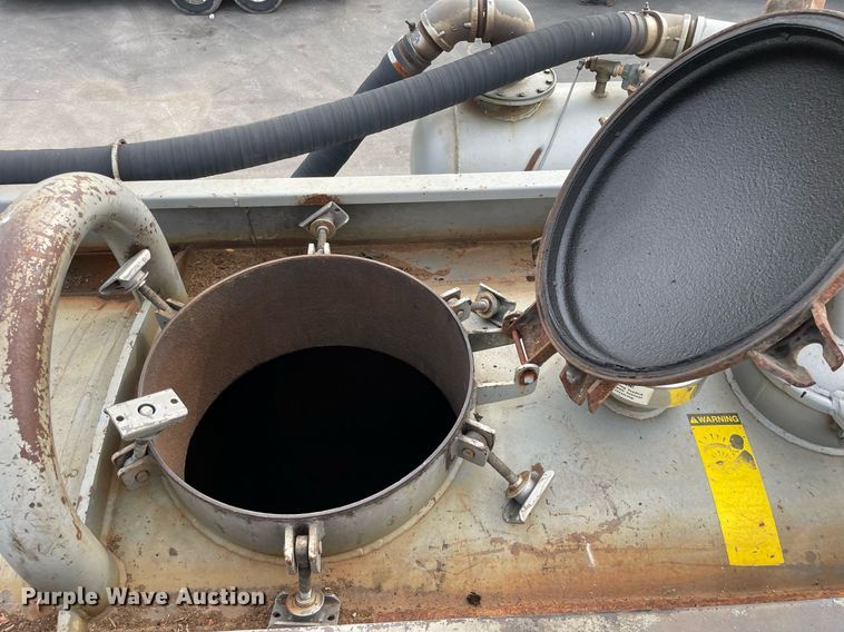 image for item LV9941 2001 Peterbilt 378  vacuum truck