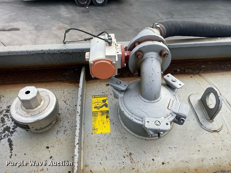 image for item LV9941 2001 Peterbilt 378  vacuum truck