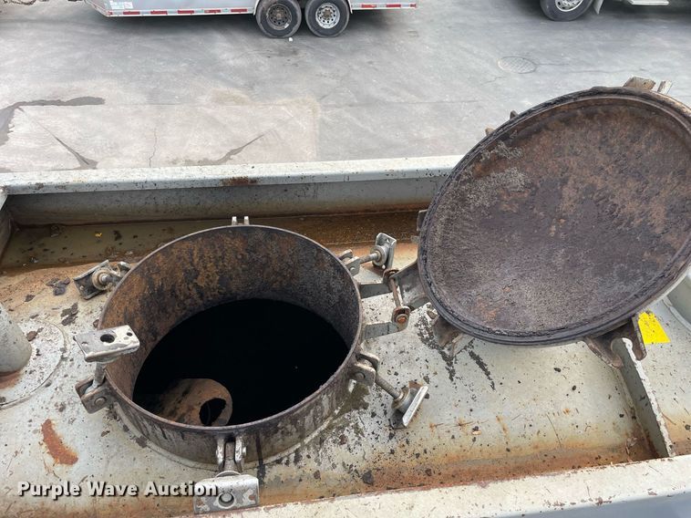 image for item LV9941 2001 Peterbilt 378  vacuum truck