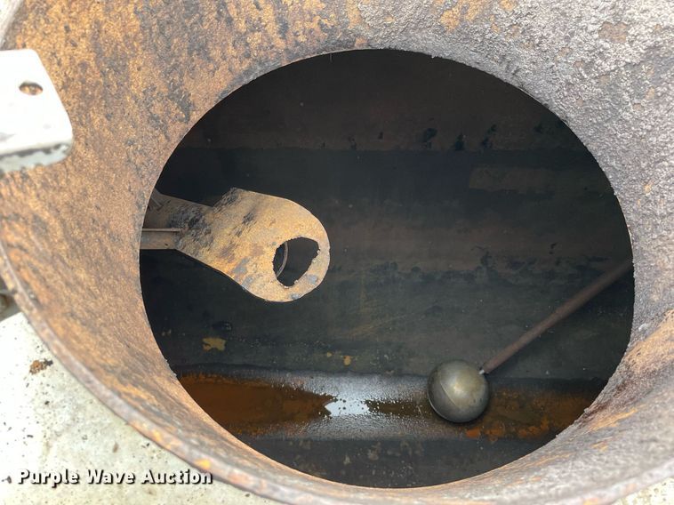 image for item LV9941 2001 Peterbilt 378  vacuum truck