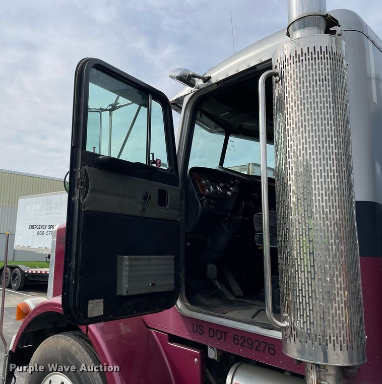 image for item LV9941 2001 Peterbilt 378  vacuum truck