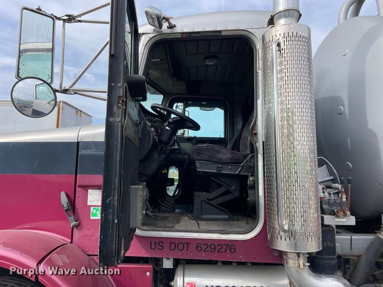 image for item LV9941 2001 Peterbilt 378  vacuum truck