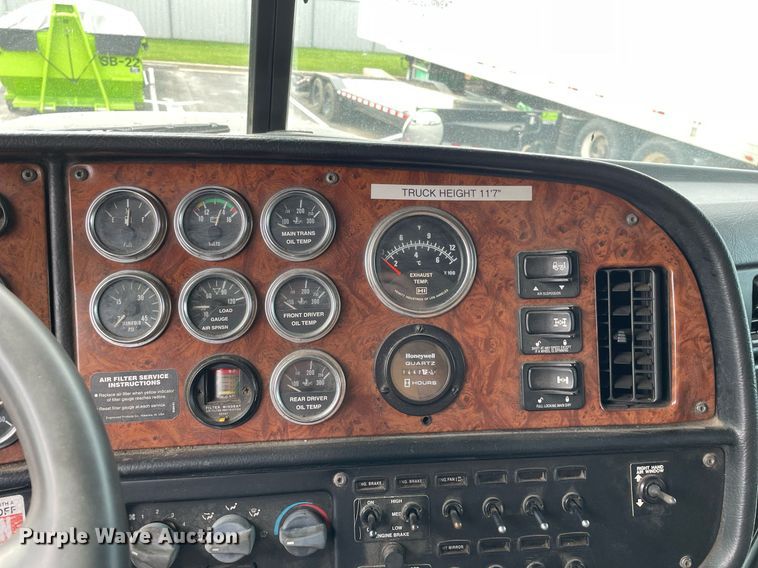 image for item LV9941 2001 Peterbilt 378  vacuum truck