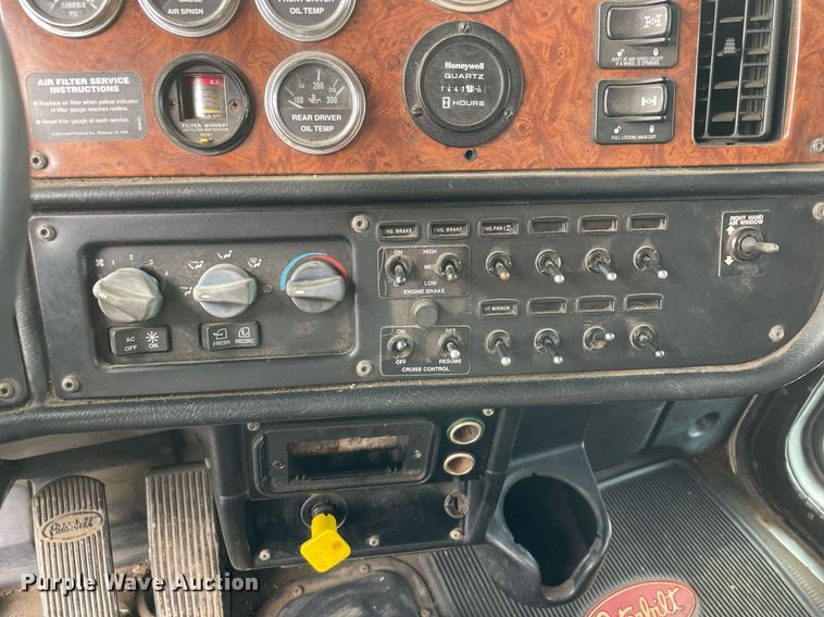 image for item LV9941 2001 Peterbilt 378  vacuum truck