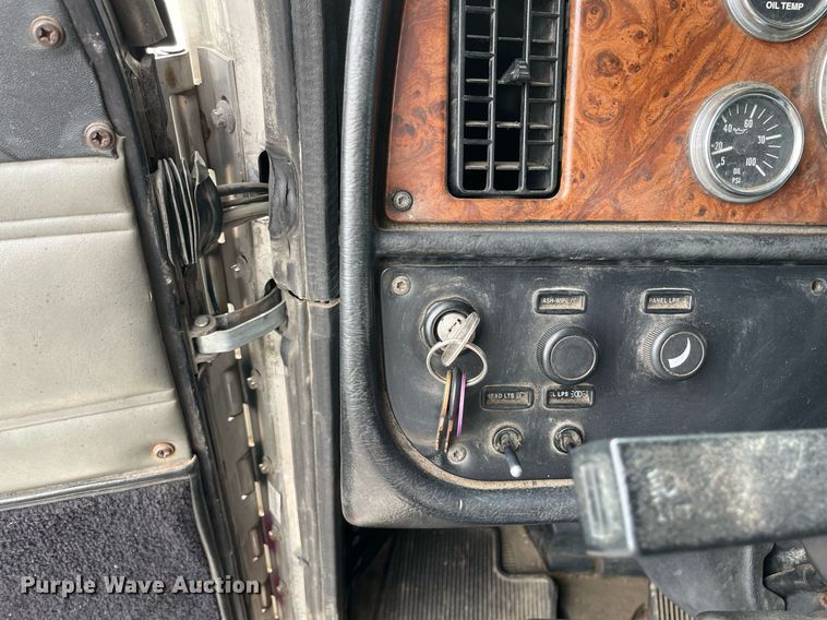 image for item LV9941 2001 Peterbilt 378  vacuum truck