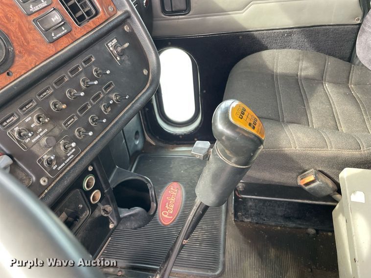 image for item LV9941 2001 Peterbilt 378  vacuum truck