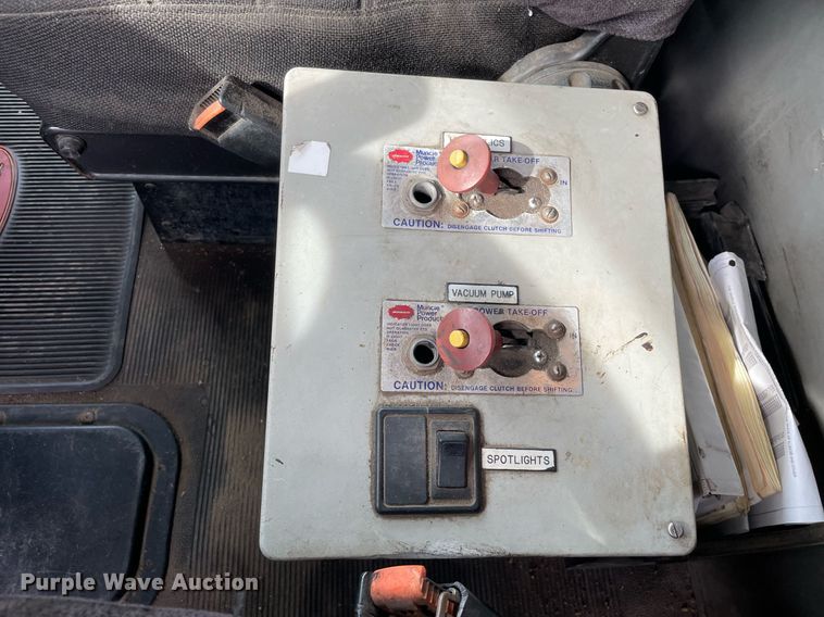 image for item LV9941 2001 Peterbilt 378  vacuum truck