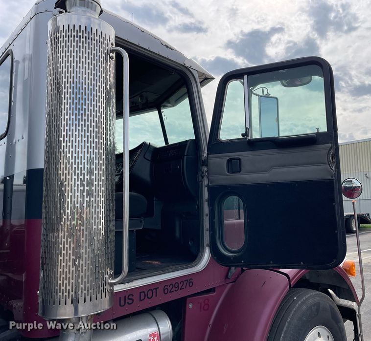 image for item LV9941 2001 Peterbilt 378  vacuum truck