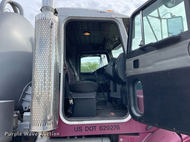 image for item LV9941 2001 Peterbilt 378  vacuum truck