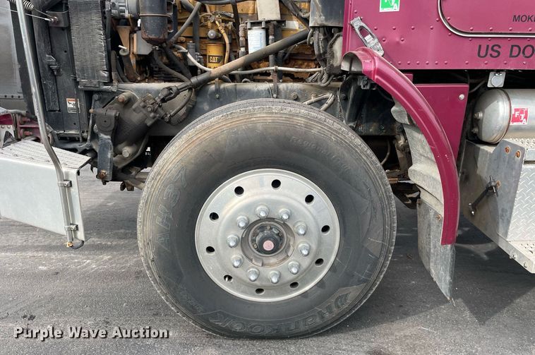 image for item LV9941 2001 Peterbilt 378  vacuum truck