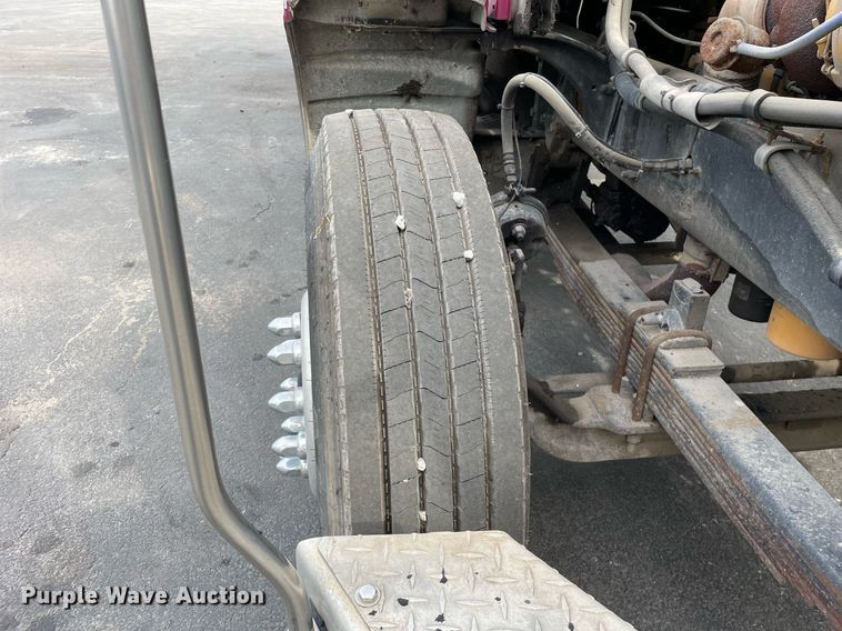 image for item LV9941 2001 Peterbilt 378  vacuum truck