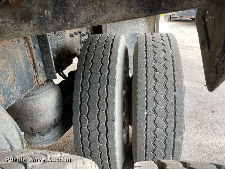 image for item LV9941 2001 Peterbilt 378  vacuum truck