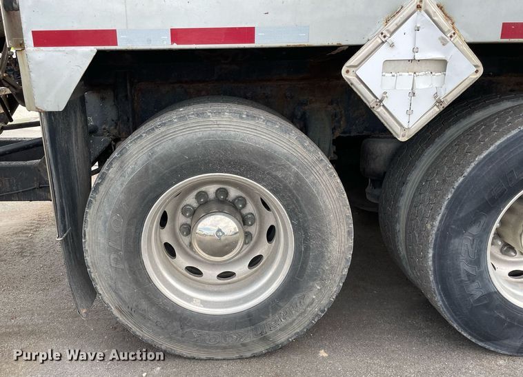 image for item LV9941 2001 Peterbilt 378  vacuum truck