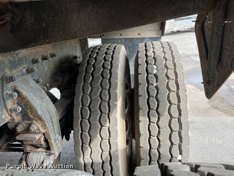 image for item LV9941 2001 Peterbilt 378  vacuum truck