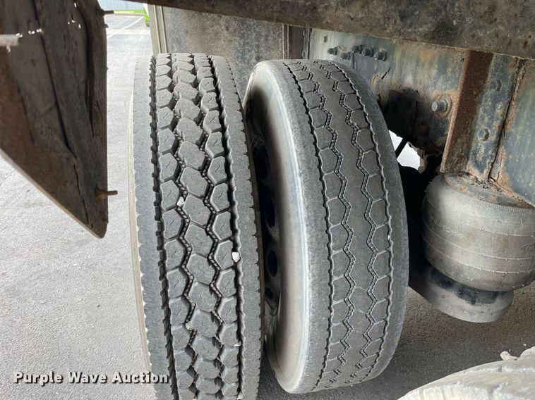 image for item LV9941 2001 Peterbilt 378  vacuum truck