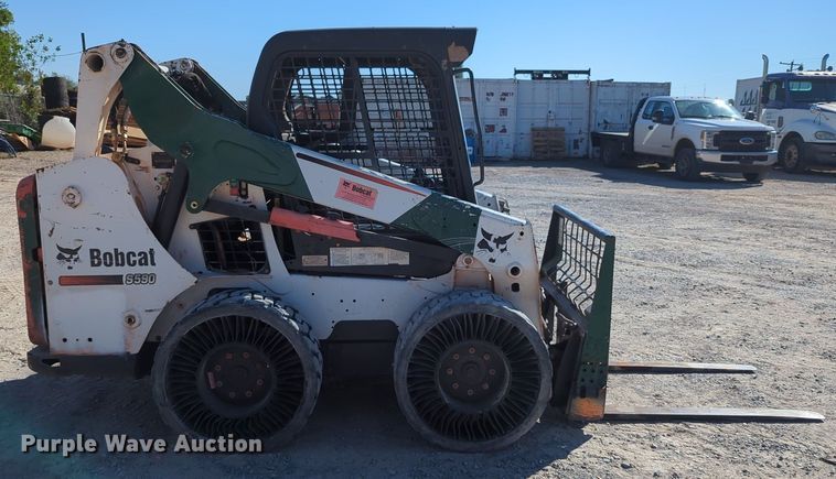 image for item LY9349 2014 Bobcat S590  skid steer loader
