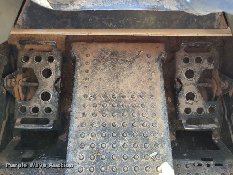 image for item LY9349 2014 Bobcat S590  skid steer loader