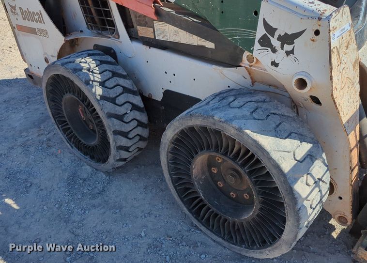 image for item LY9349 2014 Bobcat S590  skid steer loader