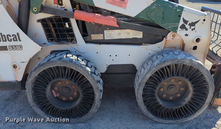 image for item LY9349 2014 Bobcat S590  skid steer loader