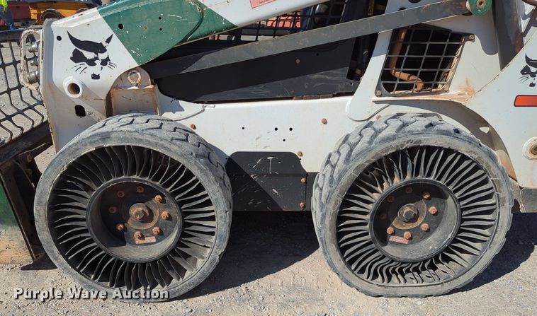 image for item LY9349 2014 Bobcat S590  skid steer loader