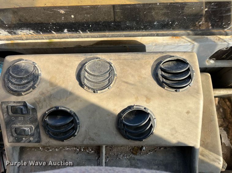 image for item MG9511 1998 John Deere 450LC  excavator