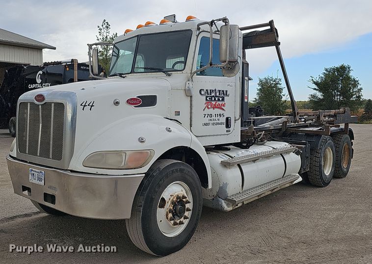 image for item MH9395 2014 Peterbilt 382  hook lift truck