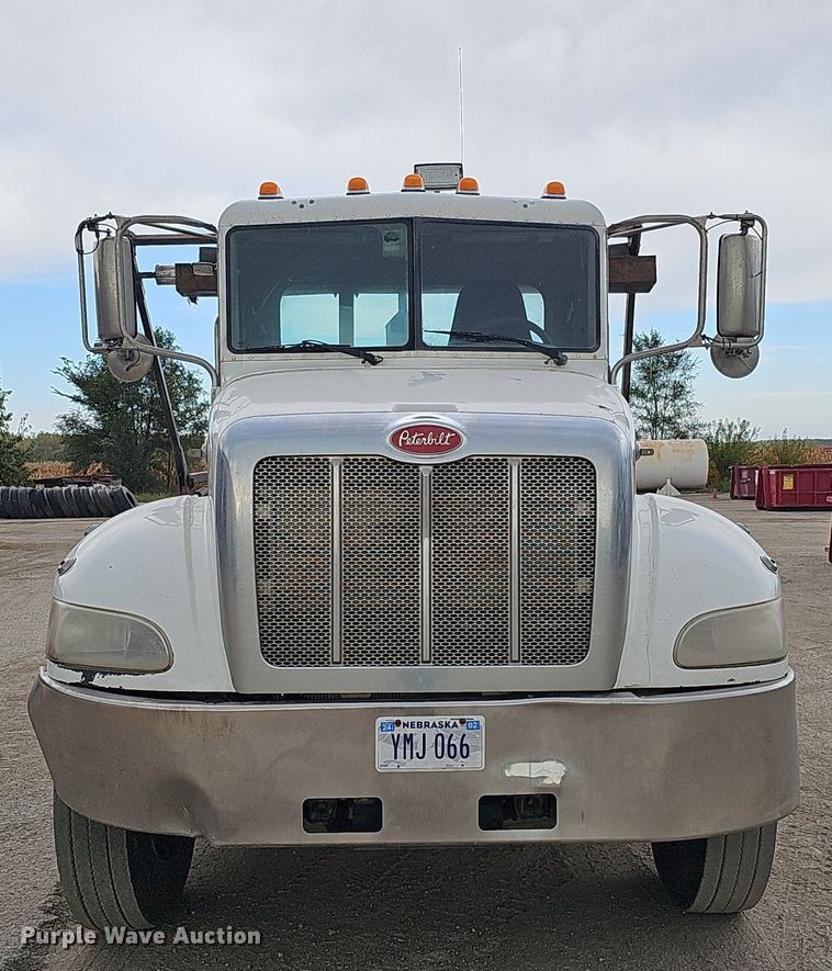 image for item MH9395 2014 Peterbilt 382  hook lift truck