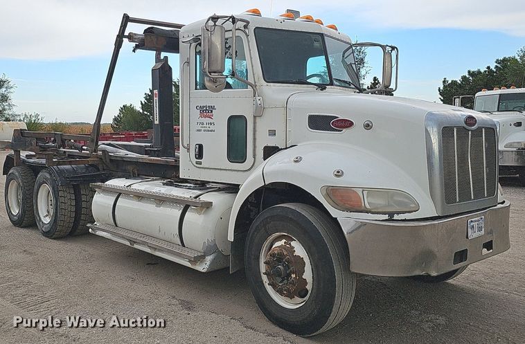 image for item MH9395 2014 Peterbilt 382  hook lift truck