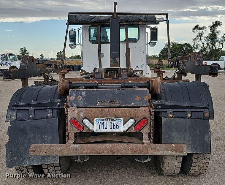 image for item MH9395 2014 Peterbilt 382  hook lift truck