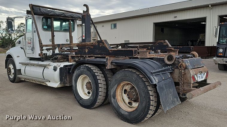 image for item MH9395 2014 Peterbilt 382  hook lift truck