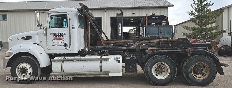 image for item MH9395 2014 Peterbilt 382  hook lift truck