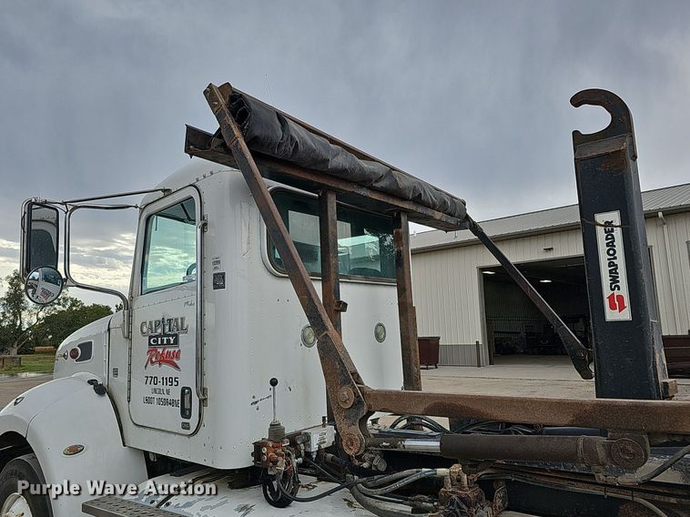 image for item MH9395 2014 Peterbilt 382  hook lift truck