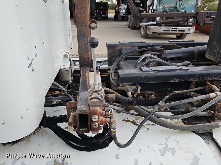 image for item MH9395 2014 Peterbilt 382  hook lift truck