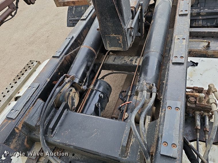 image for item MH9395 2014 Peterbilt 382  hook lift truck