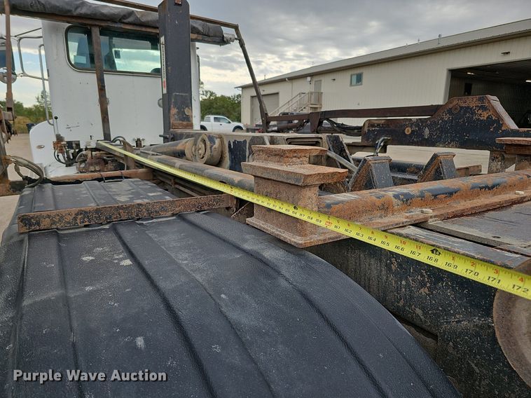 image for item MH9395 2014 Peterbilt 382  hook lift truck