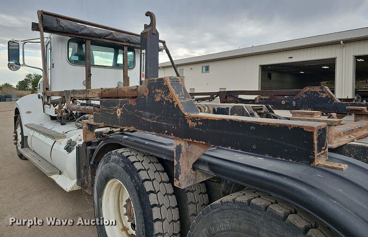 image for item MH9395 2014 Peterbilt 382  hook lift truck