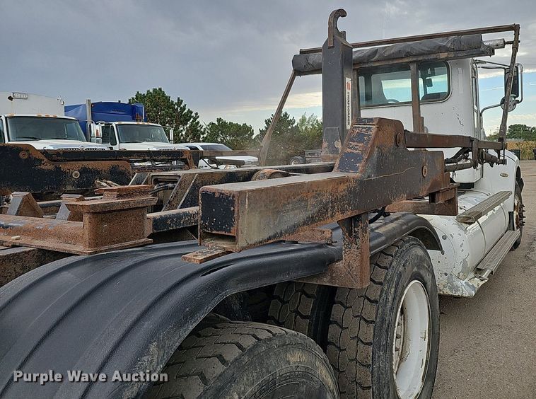 image for item MH9395 2014 Peterbilt 382  hook lift truck