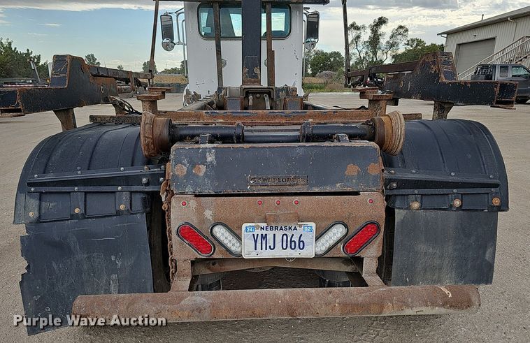 image for item MH9395 2014 Peterbilt 382  hook lift truck