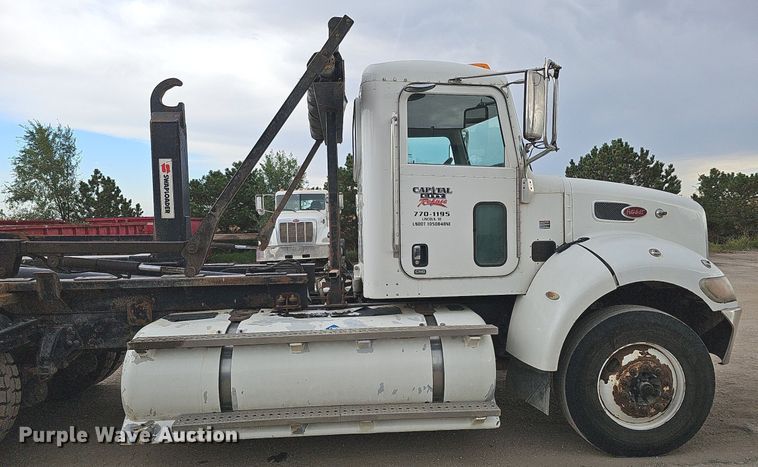 image for item MH9395 2014 Peterbilt 382  hook lift truck