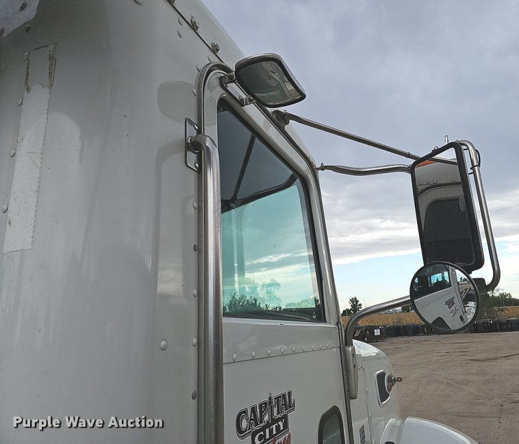 image for item MH9395 2014 Peterbilt 382  hook lift truck