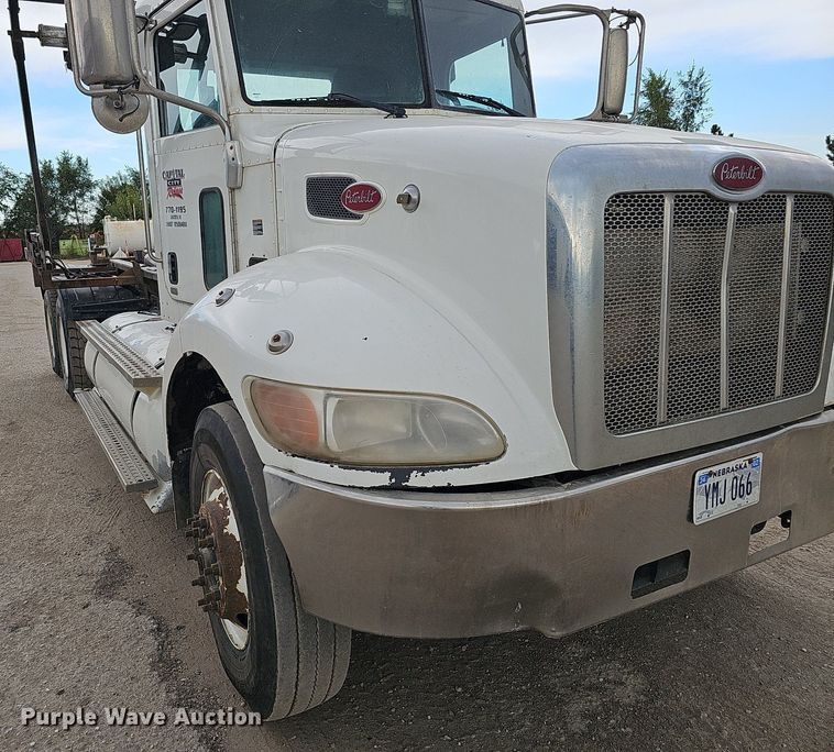 image for item MH9395 2014 Peterbilt 382  hook lift truck