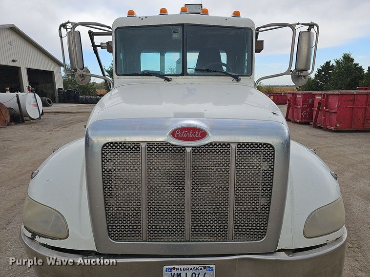 image for item MH9395 2014 Peterbilt 382  hook lift truck